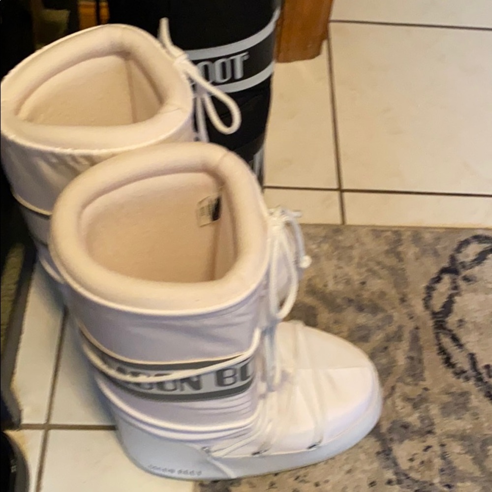 White moon boot